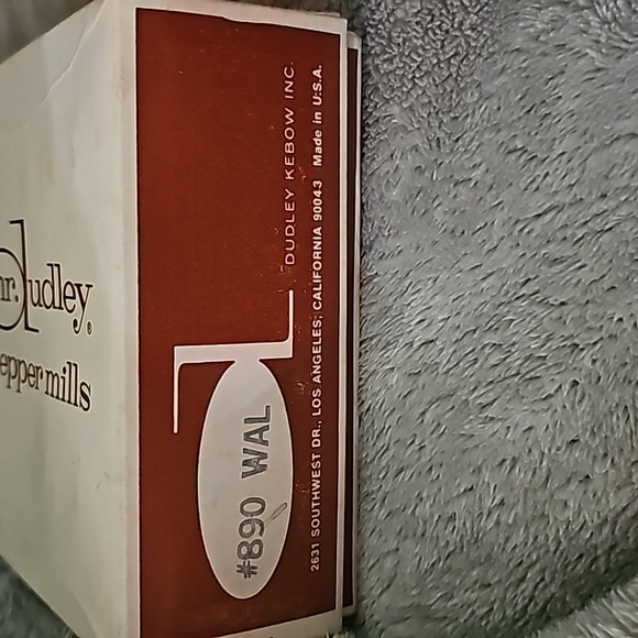 NEW VINTAGE Mr. DUDLEY WOODEN PEPPER MILLS / SALT SHAKER - Picture 4 of 6